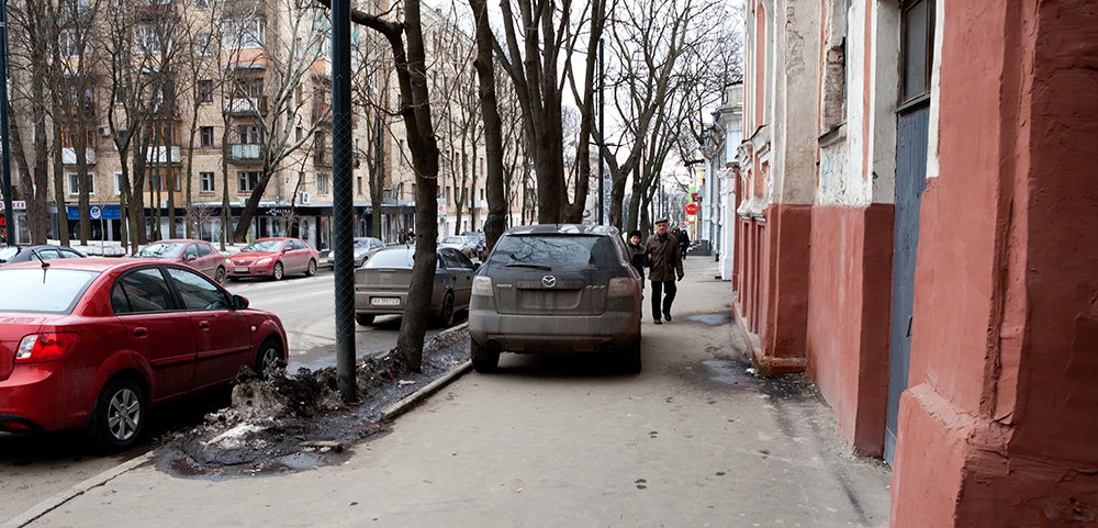 Незаконная парковка на тротуарах в Харькове. Ответ ГАИ на мой запрос о привлечении к ответственности за незаконную парковку на тротуаре.